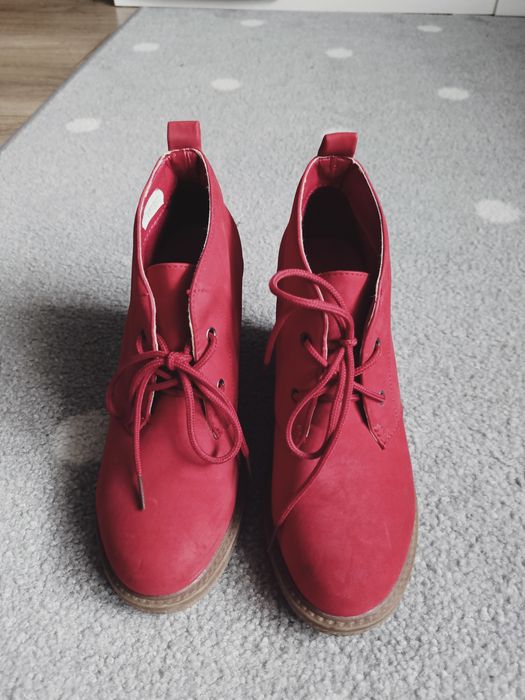Botki na słupku 37 wiązane czerwone