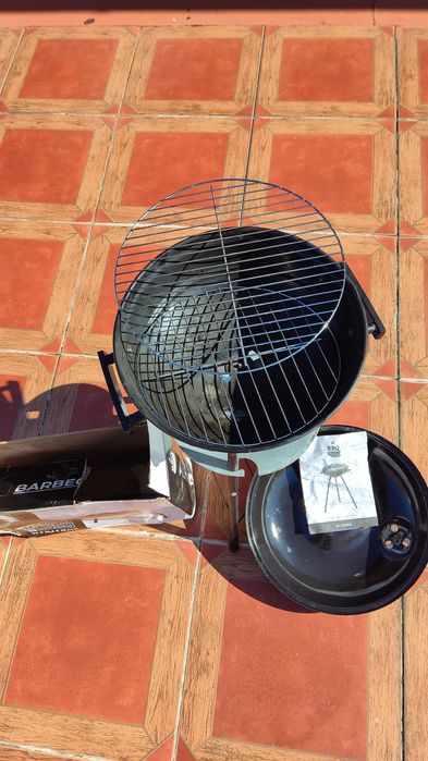 Cadeiras de camping e churrasqueira portátil