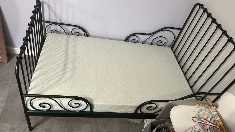 Łóżko regulowana długość z materacem
