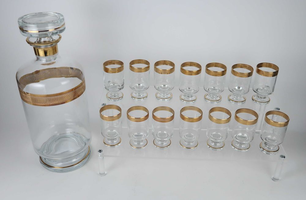 Garrafa com 14 copos de licor em cristal - rebordo dourado