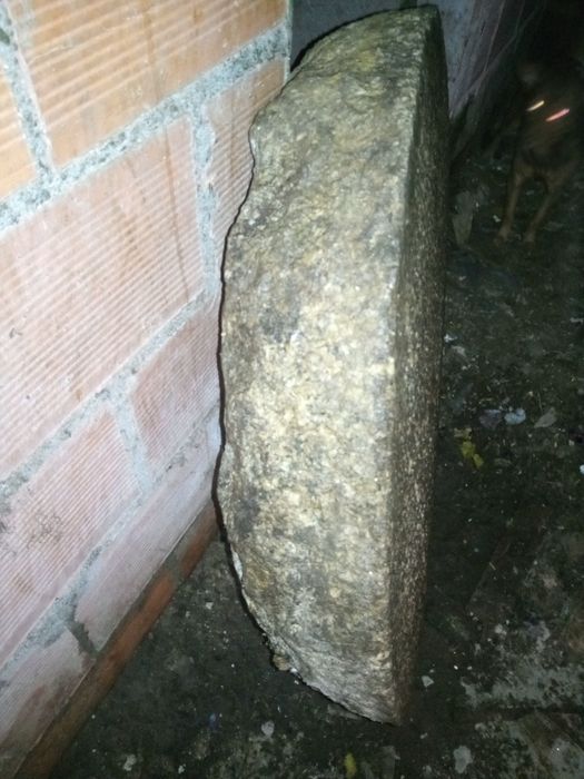 Duas mós de pedra antigas