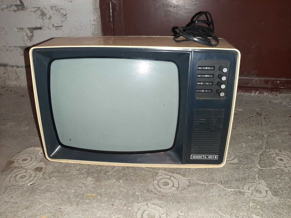 Telewizor JUNOST 402B czarno-biały