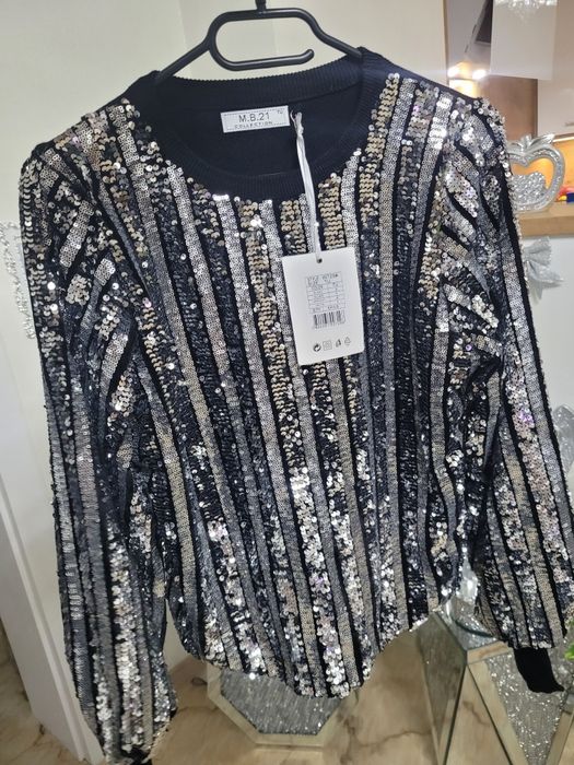 Sweterek zdobiony cekinami ML