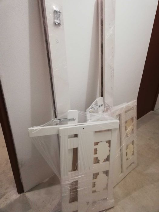 Camas de criança com protetor lateral e estrado incluído