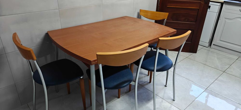 Mesa e cadeiras de cozinha