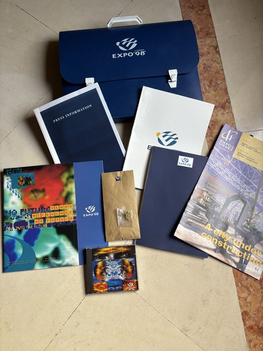Coleção Completa Farda Oficial Assistente VIP Expo 98 – José António Tenente / Maria Gambina – Memorabilia Rara