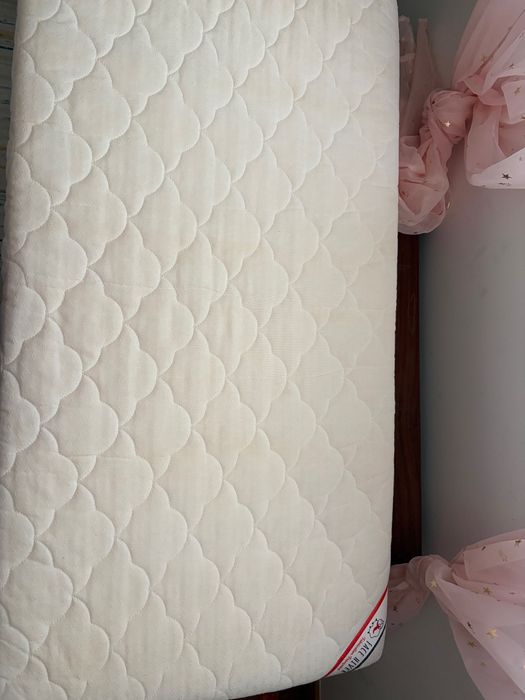 Cama bebé com colchão