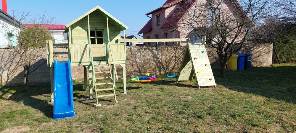 Plac zabaw dla dzieci.  Zjezdzalnia hustawka  domek