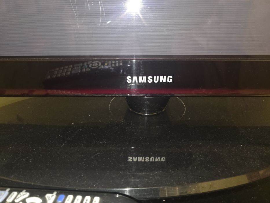 Большой телевизор Samsung с тумбой