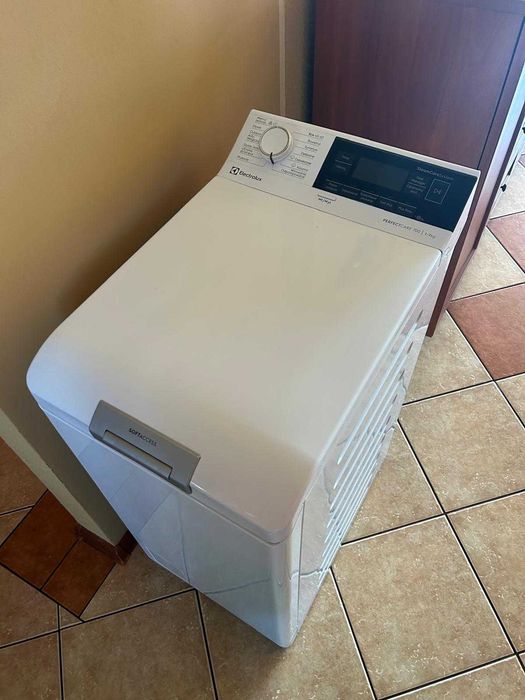 2 letnia pralka elektrolux - na części ,urwana flanca bębna .