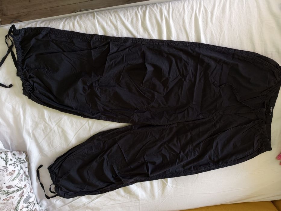Spodnie czarne materialne parachute szerokie Cropp rozmiar 32 stan idealny