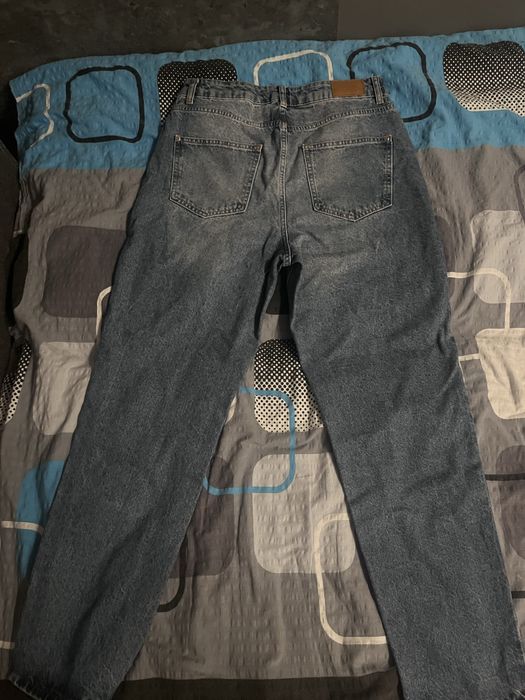 Niebieskie spodnie jeansowe MOHITO