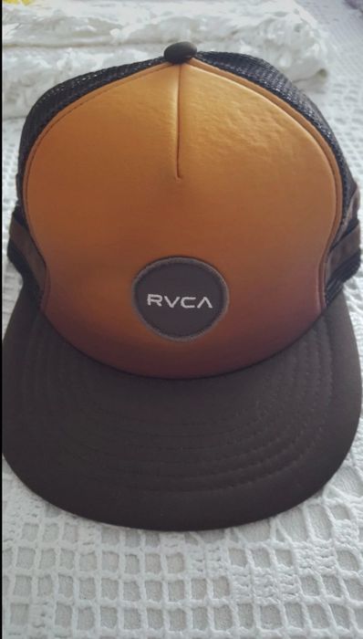 Boné castanho ( RVCA )