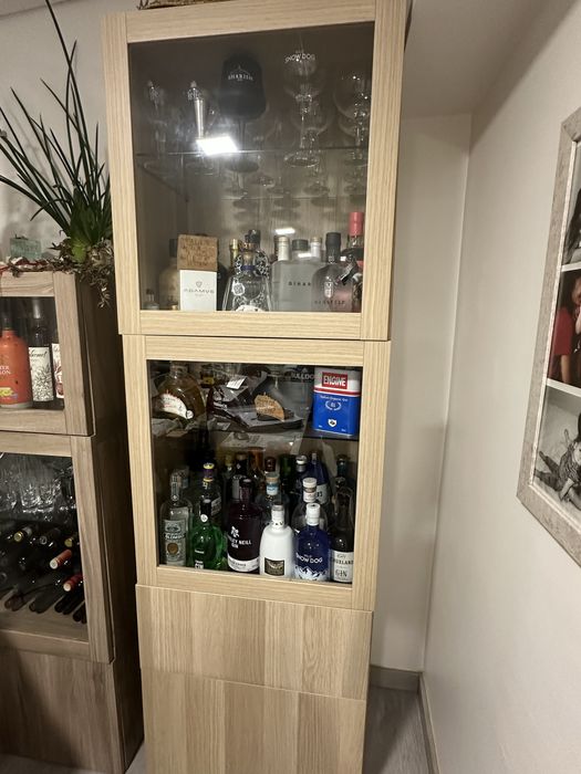 Movel IKEA com portas de vidro