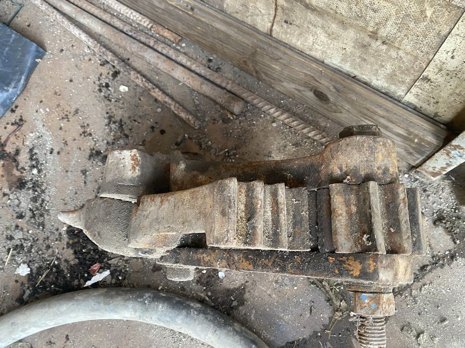 Guilhotina corte ferro e aço.