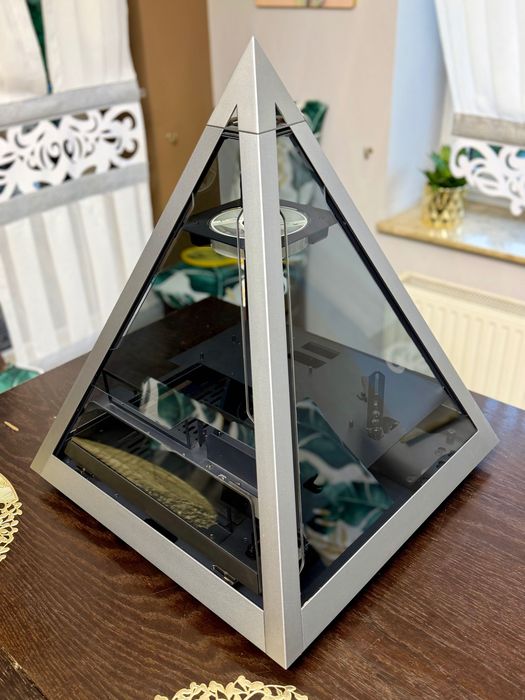 Unikatowa obudowa komputerowa Pyramid Azza 804 ATX