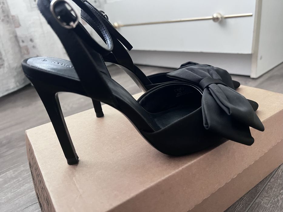 Чорні босоніжки Stradivarius з бантиками, 35 розмір