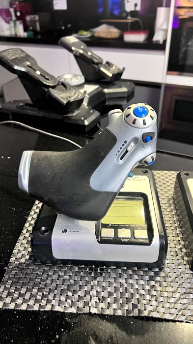 Conjunto Rudder Pedals, Trottle and Joystick Saitek