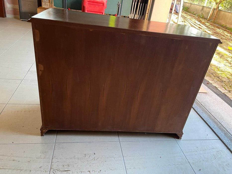 Vendo Cómoda de quarto em madeira maciça mogno em bom estado