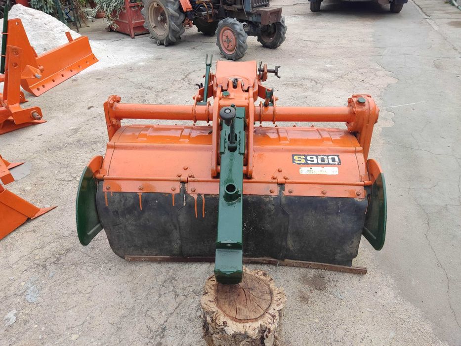 Tractor Kubota B5000 com diverso equipamento