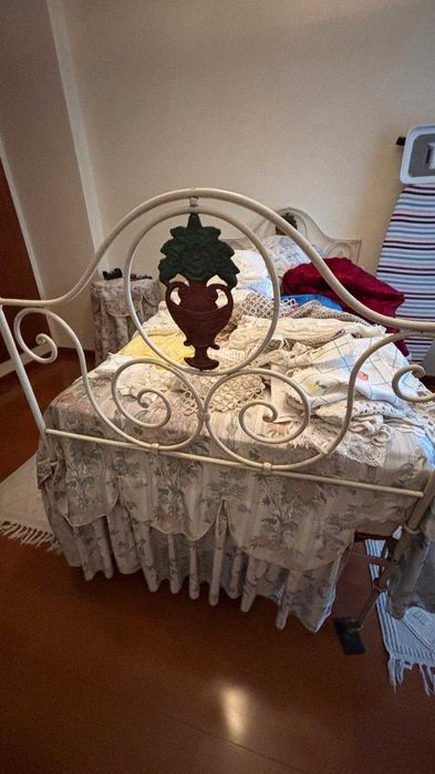 Cama de Ferro + Colchão + Lavatório e loiça decorativa