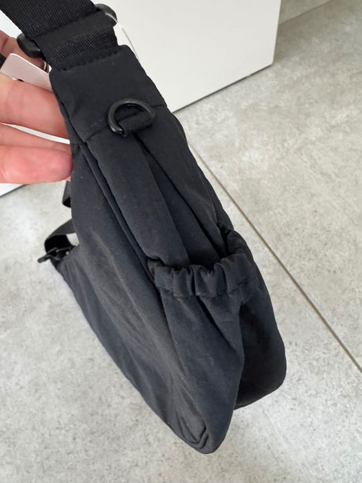Saszetka nerka klasyczna Uniqlo czarna