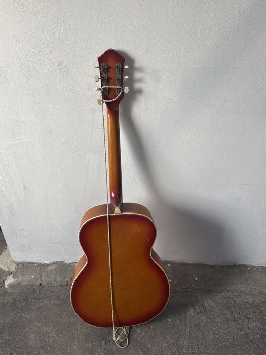 Stara gitara.