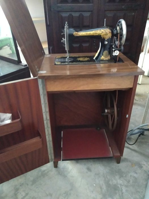 máquina de costura Singer /móvel  ( com todas as funcionalidades)