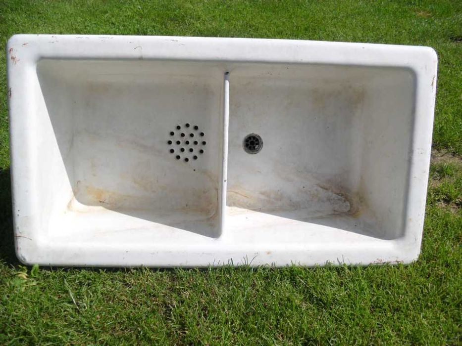 Stara umywalka żeliwna z prlu