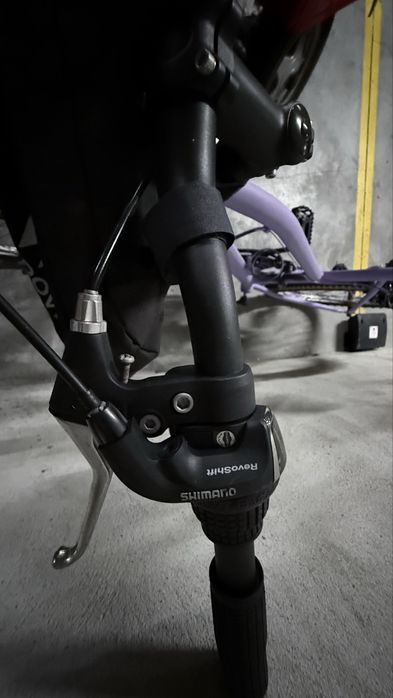 Bicicleta roxa usada com acessorios