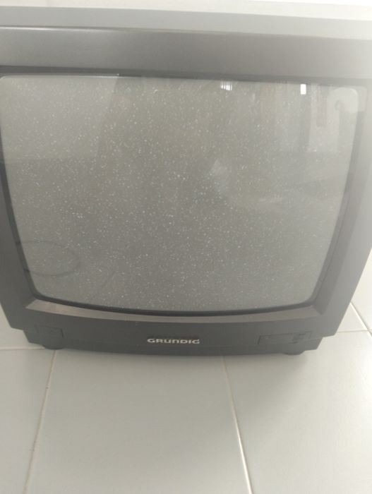 Televisão Grundig pequena sem comando a funcionar