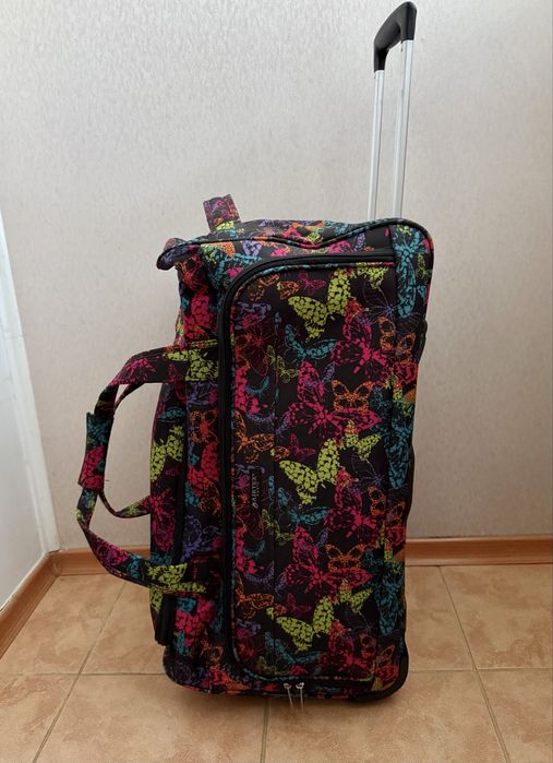 Сумка на колесах AIRTEX 65x35x25 з яскравим принтом метеликів