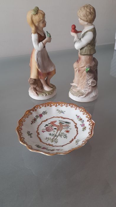 Um par de figuras no campo e prato