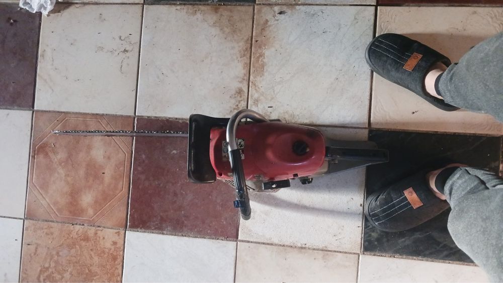 Modelo: Trata-se de uma motosserra a gasolina,  um modelo clássico como 621
