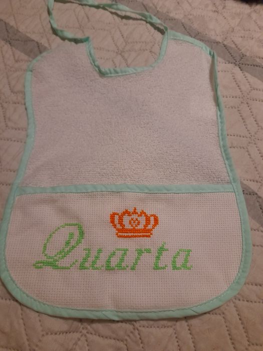 Babete bordada à mão em ponto cruz