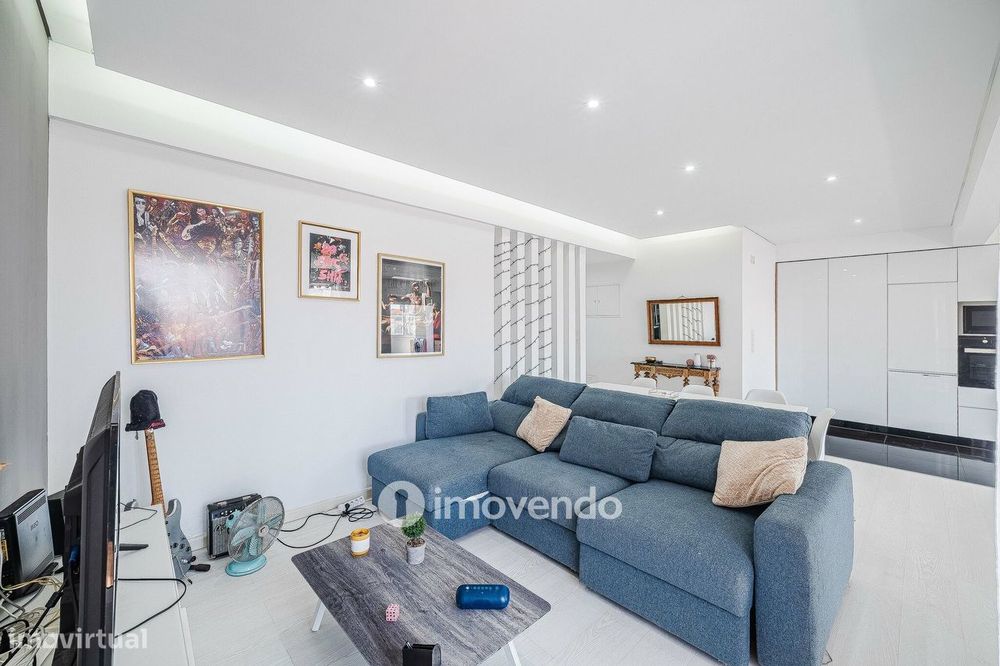 Apartamento T2 luminoso, totalmente remodelado, em Corroios