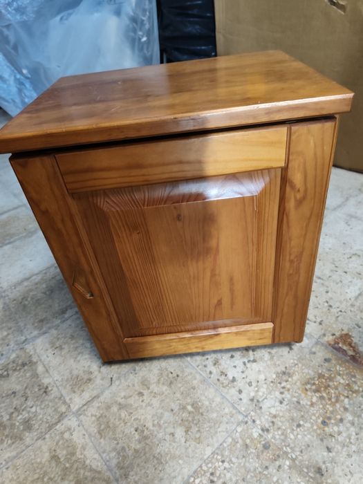 Modolos vendo dois para mesinhas de cabeceira em pinho mel ou apoios