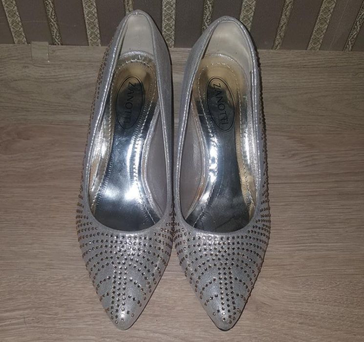 Новые,брендовые,шикарные туфли-лодочки zanotti