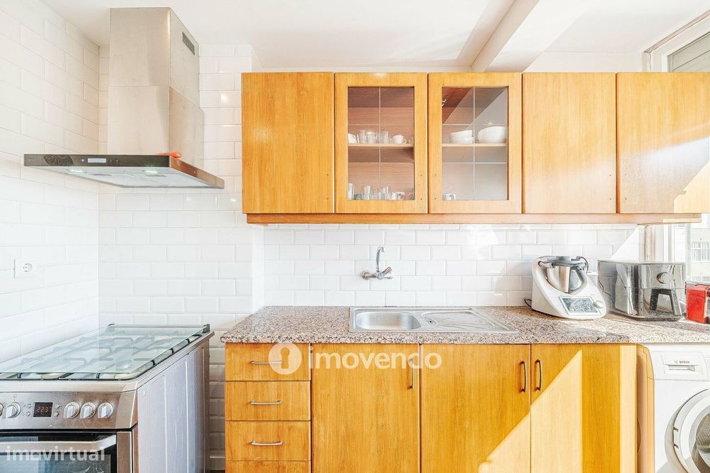 Apartamento T2 remodelado, com arrecadação, no Forte da Casa