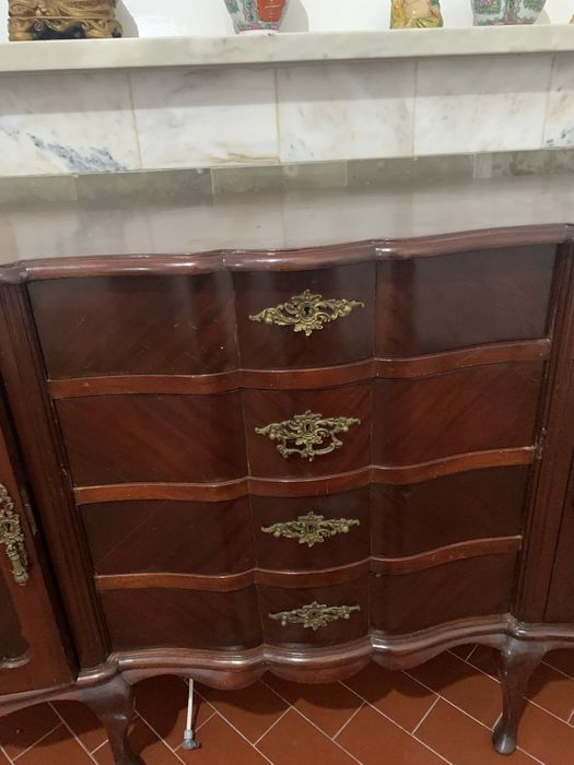 Louceiro antigo de cor castanho