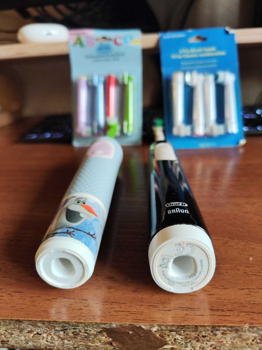 Зубні щітки Oral B PRO чорна black, Kids frozen Олаф Крижане серце