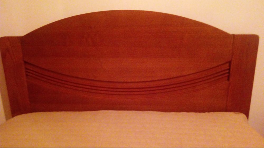 Cama de solteiro com colchão e mesa de cabeceira