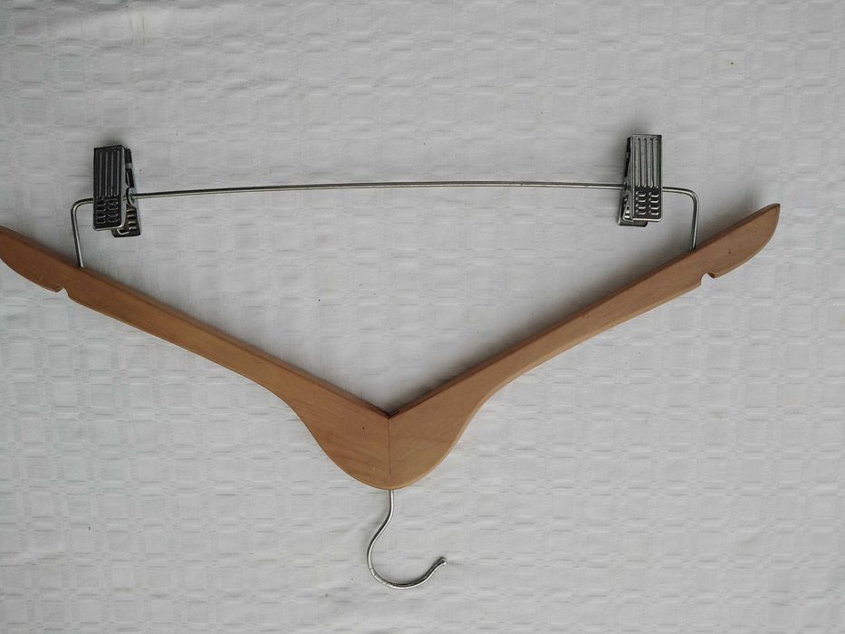 Cinco cabides de madeira