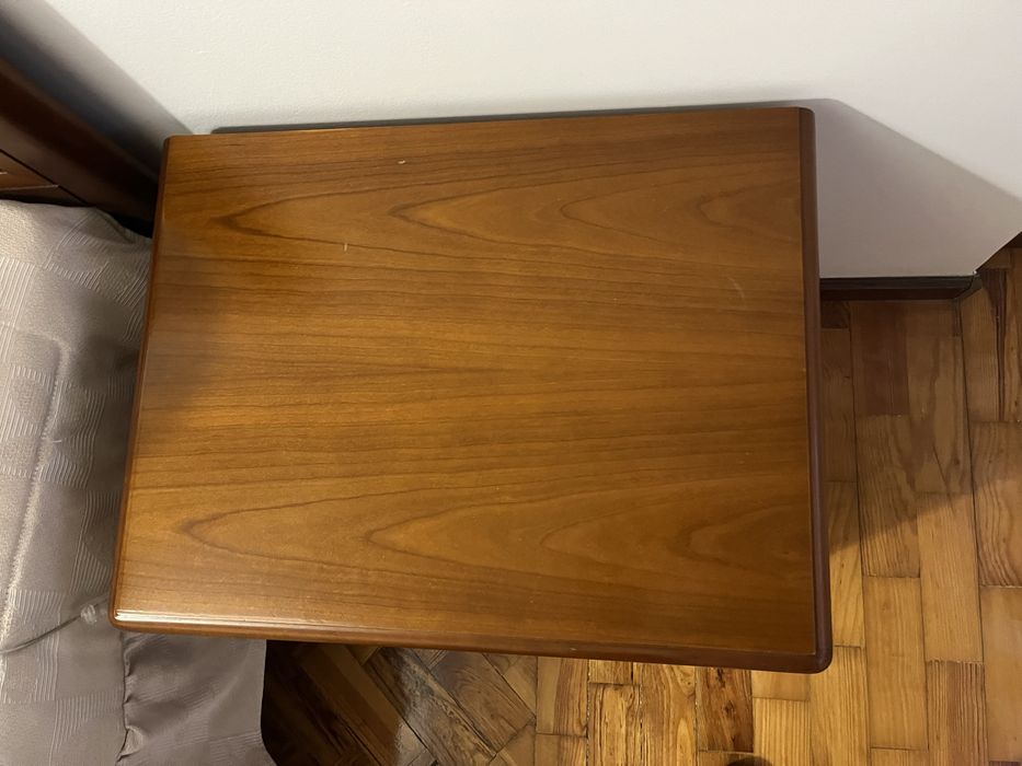 Mesa cabeceira em cerejeira