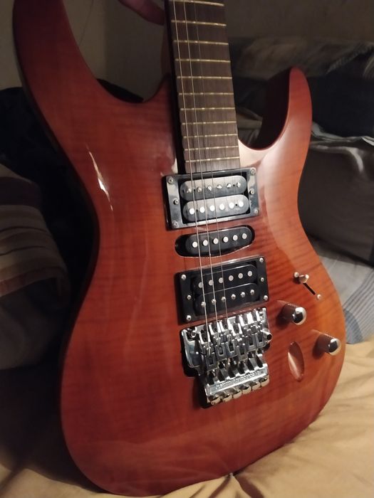 Guitarra elétrica Logan, com ponte estilo Floyd Rose