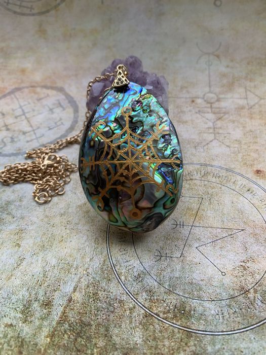 Женская Сила, красота, здоровье, власть над обстоятельствами.