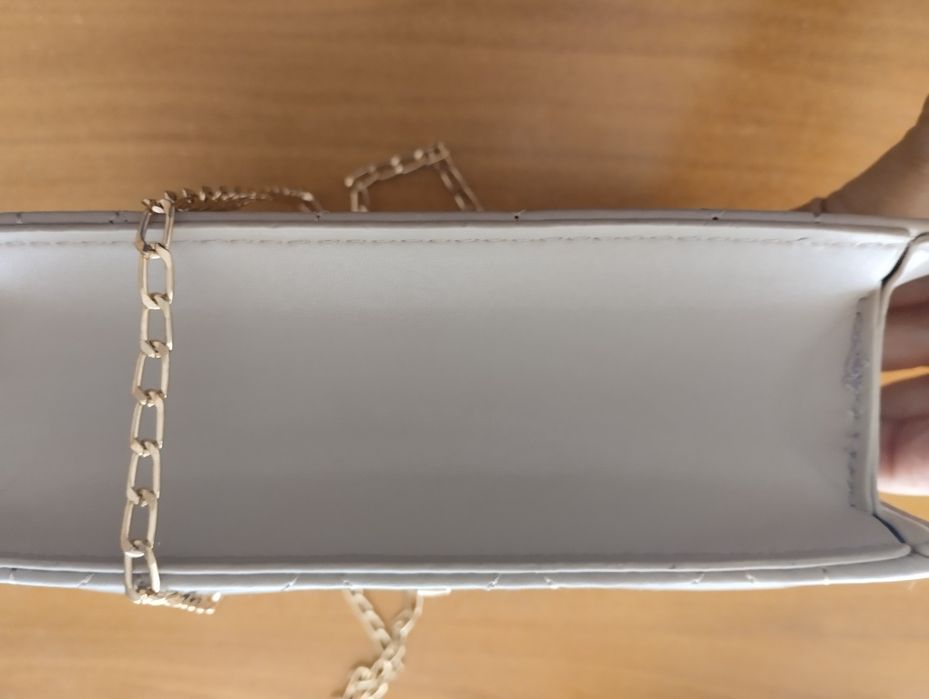 Mala creme com corrente dourada. Nova.