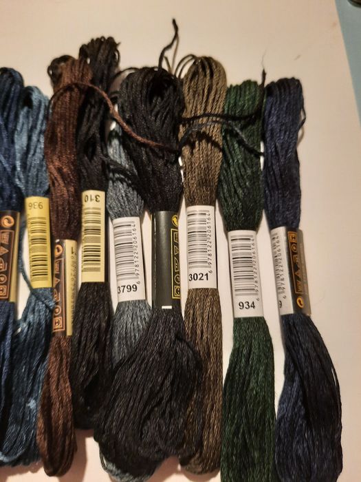 20 meadas de fio para bordados, ponto cruz e costura.