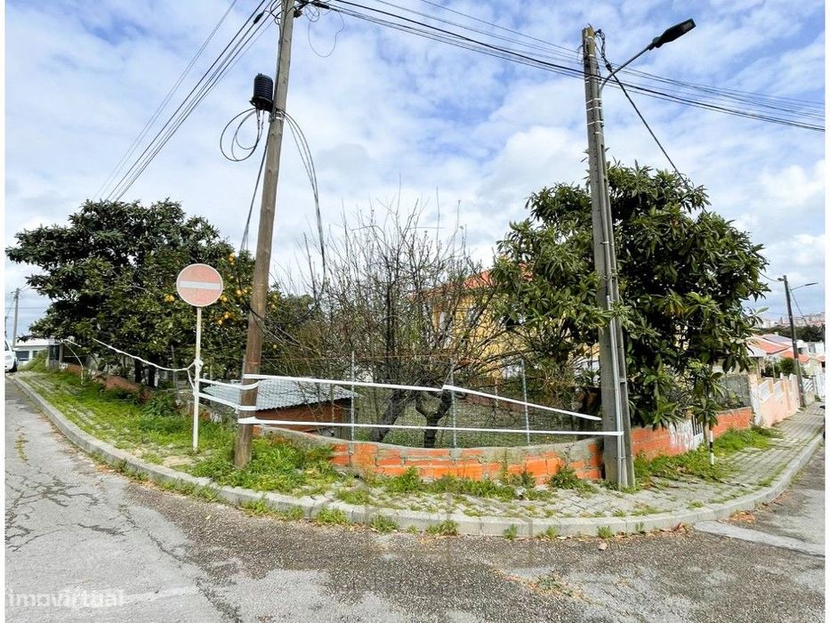 Terreno de gaveto com 359m2, nos Foros de Amora