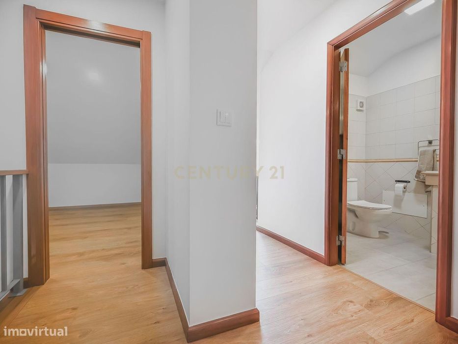Apartamento T2 Dúplex com Vista Panorâmica e Garagem com Carregamento